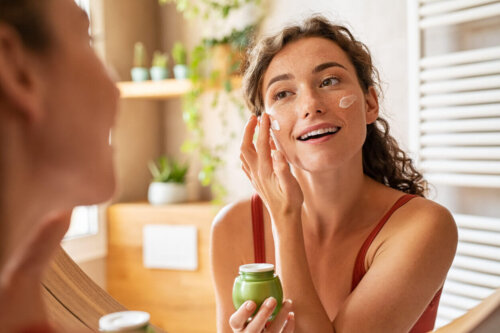 Kvinde anvender ansigtscreme som en del af den kosmetiske rutine