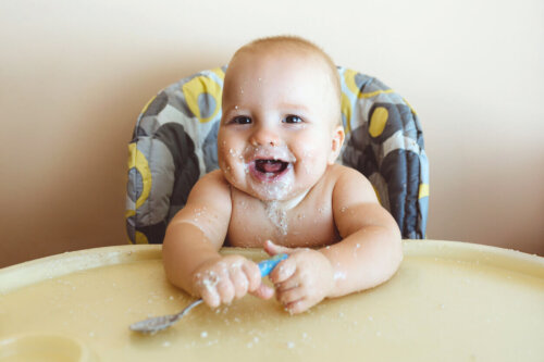 Baby spiser selv og er meget beskidt