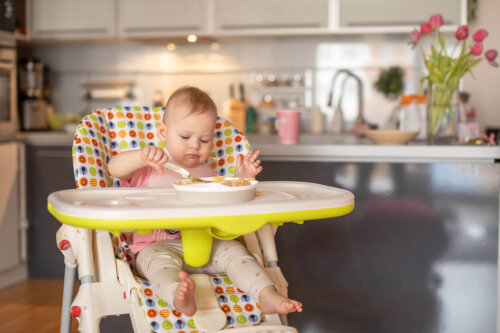 Baby spiser med ske ved at følge BLISS-metoden