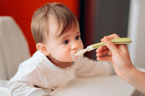 Baby spiser yoghurt