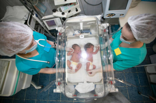 Babyer ligger i kuvøse som følge af komplikationer i en flerfoldsgraviditet
