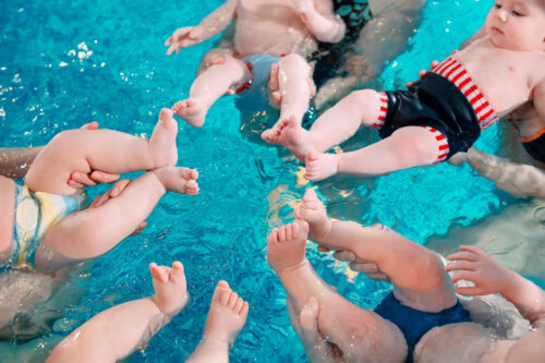 Babysvømning i svømmehal