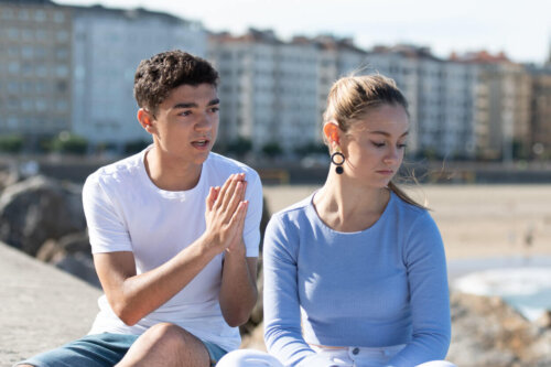 Dreng beder pige om at tage ham tilbage