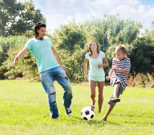 Familie spiller fodbold