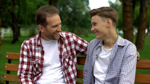 Far og søn smiler til hinanden