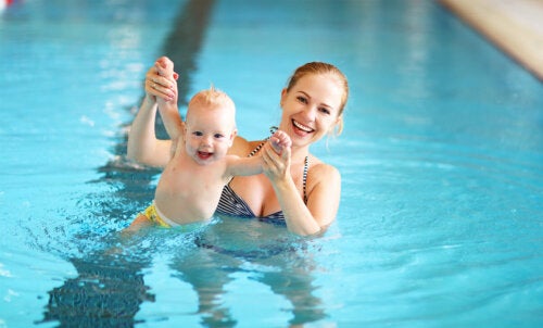 7 svømmeøvelser for din baby