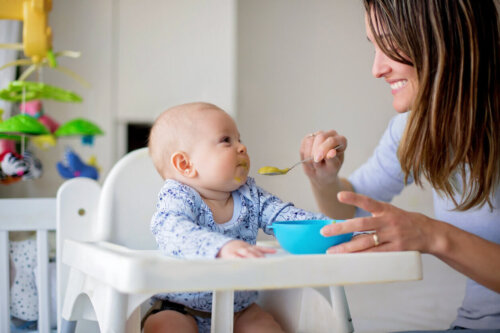 En mor mader sin baby under babys måltider