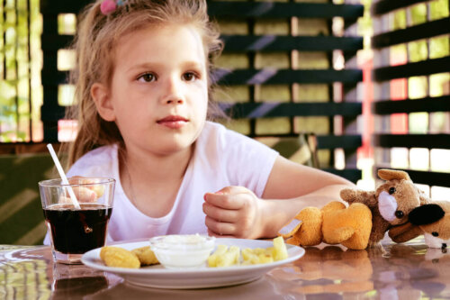 Pige med usund mad har dårlige spisevaner