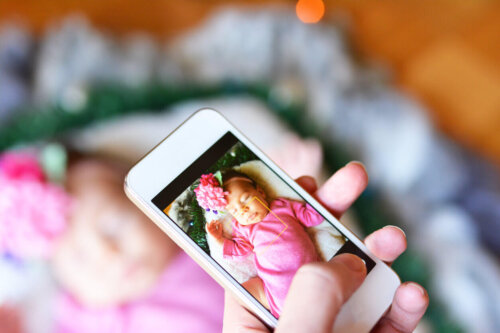 Billede af baby på en telefon