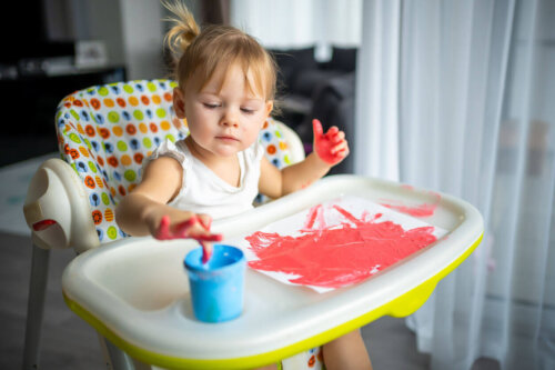 Baby nyder de mange fordele ved fingermaling