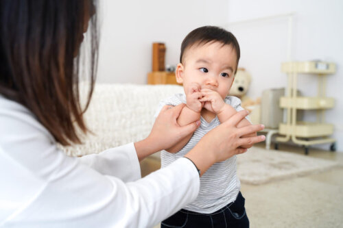Dreng kommer hænderne i munden, hvilket kan føre til paronychion hos babyer