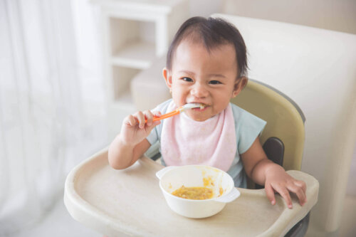 En baby spiser selv for at forebygge tyggeproblemer
