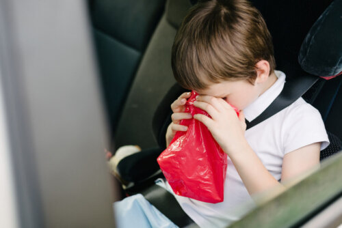 Barn kaster op i bil grundet køresyge hos børn