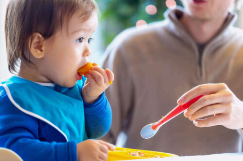 Et barn spiser en gulerod