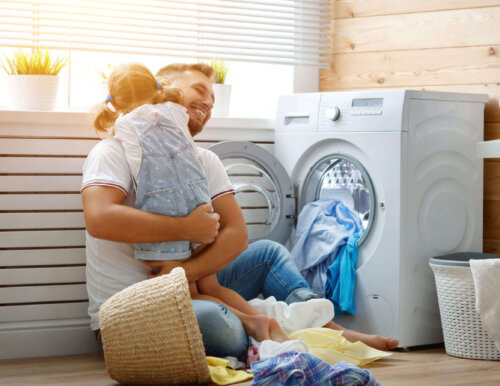 Far og datter ordner vasketøj