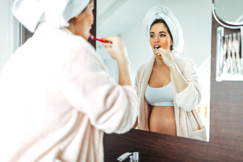 Gravid kvinde børster tænder
