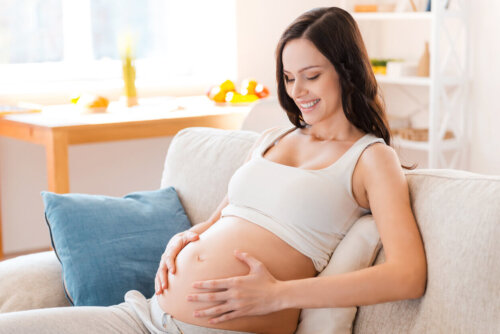 Gravid kvinde smiler