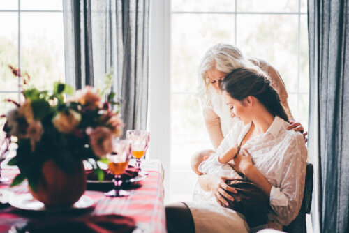 Kvinde ammer sin baby, mens hendes mor ser på