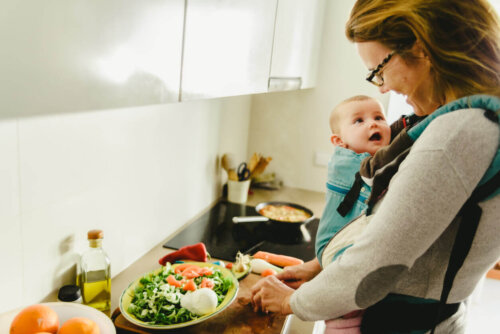 Mor laver mad med baby i bæresele