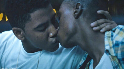 To unge mænd kysser i scene fra film