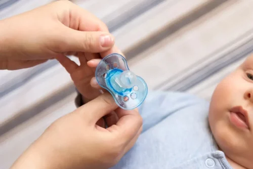 Baby, der bliver givet sut i hånden, repræsenterer, når en baby ikke vil have sut