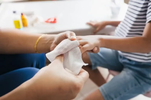Pige får bandage på hånd grundet bylder hos børn