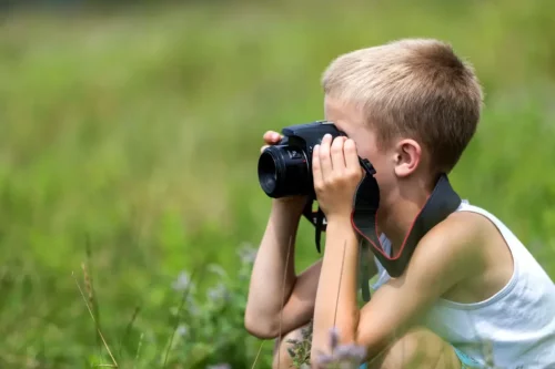 Dreng med kamera nyder at have hobbyer