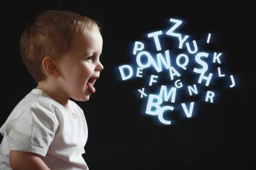 Lille barn med bogstaver repræsenterer et barns første ord