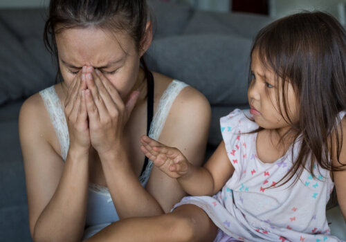 En mor græder foran sin datter som eksempel på udfordringerne ved at være unge forældre