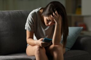 Beskyt teenagere mod risiciene ved sociale netværk uden at være påtrængende