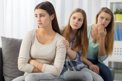 Veninder prøver at støtte trist kvinde