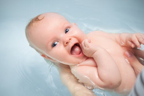 10 tips til at bade en baby om vinteren og undgå, at de bliver kolde