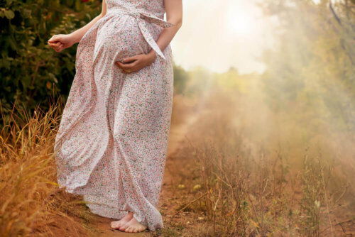 Gravid kvinde går udenfor