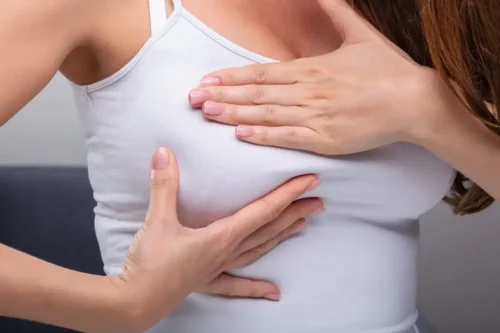 Kvinde undersøger sit bryst
