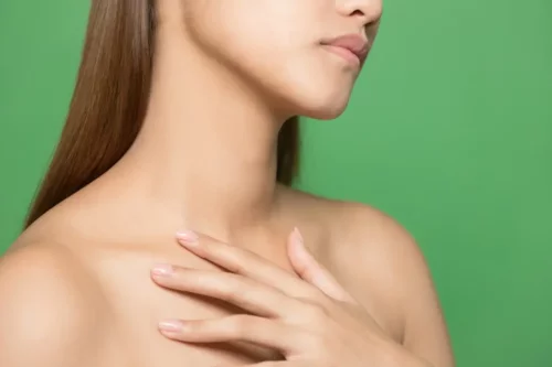 Nærbillede af en nøgen kvindes hals
