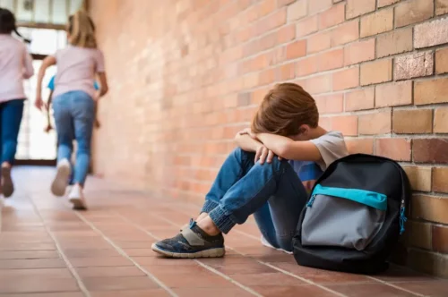 Trist barn i skolen repræsenterer, når et barn føler sig ubrugelig