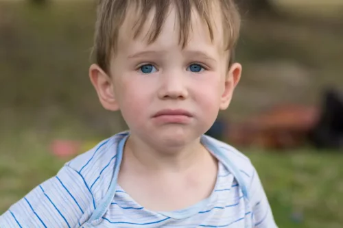 Trist dreng uden tårer repræsenterer, når et barn græder aldrig