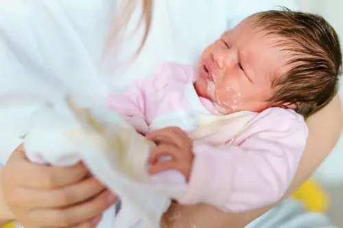 Baby gylper grundet mælkeallergi hos babyer