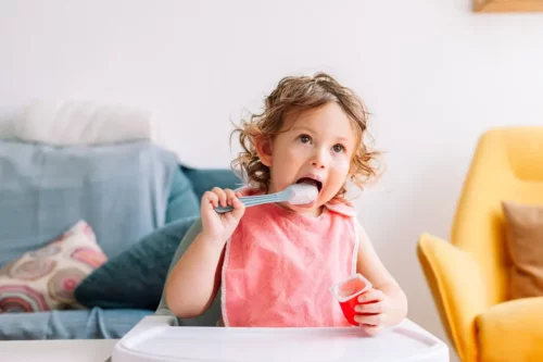 Barn spiser yoghurt og nyder fordelene ved mejeriprodukter