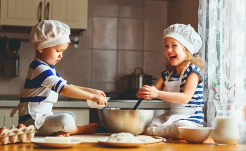 Børn laver mad sammen