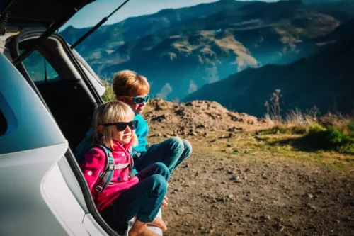 Børn nyder udsigt fra bil som eksempel på fordele ved at rejse som en familie