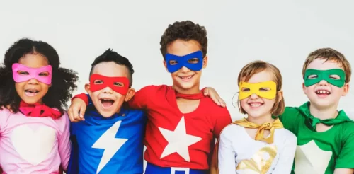 Børn er klædt ud som superhelte