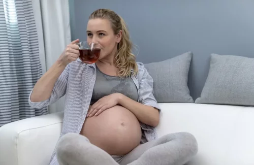 Kvinde drikker sort te under graviditet