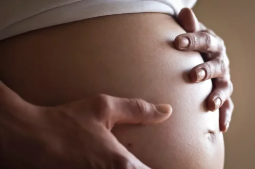 Nærbillede af en gravid mave
