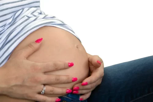 Gravid kvinde med neglelak på får os til at spørge, om neglelak under fødslen er en god idé