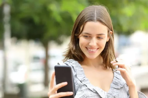 Kvinde tager selfie til appen BeReal