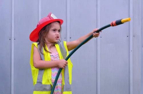 Pige leger brandmand som eksempel på imitationslege