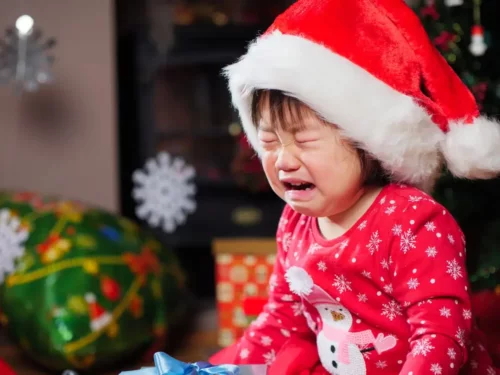 Pige i juletøj græder