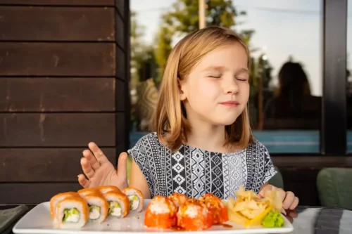 Pige viser, at børn kan spise sushi