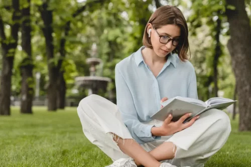 Ung kvinde læser poesi for teenagere udenfor